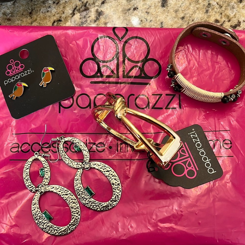 Costume Jewelry (4 Items)